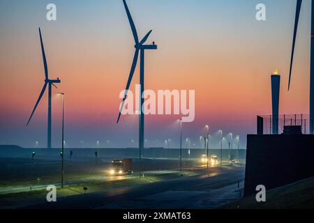 Camion sulla strada per il terminal Euromax Rotterdam, parco eolico ENECO sulla diga intorno al porto di Maasvlakte 2, 22 turbine eoliche con una capacità di 116 unità Foto Stock