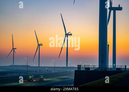 Autocarro in partenza dal terminal Euromax Rotterdam, parco eolico ENECO sulla diga intorno al porto di Maasvlakte 2, 22 turbine eoliche con una capacità di Foto Stock