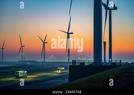 Autocarro in partenza dal terminal Euromax Rotterdam, parco eolico ENECO sulla diga intorno al porto di Maasvlakte 2, 22 turbine eoliche con una capacità di Foto Stock