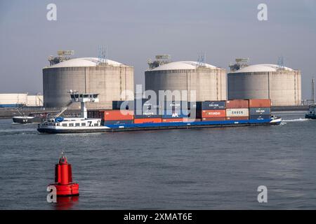 Serbatoi terminali di importazione di GNL per il gas naturale liquefatto nel porto marittimo di Rotterdam, Maasvlakte, cargo container, nave da carico interna, Rotterdam Foto Stock