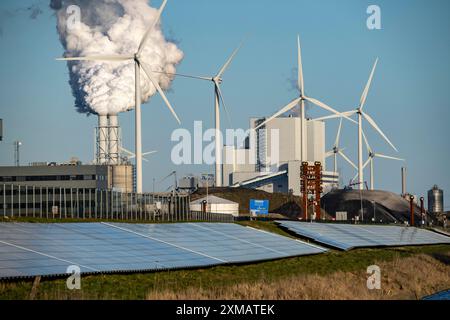 Parco solare sulla diga Slaperdijk vicino a Eemshaven, progetto di prova, 17, 000 moduli solari sono stati installati su un buon 5 chilometri, Paesi Bassi Foto Stock