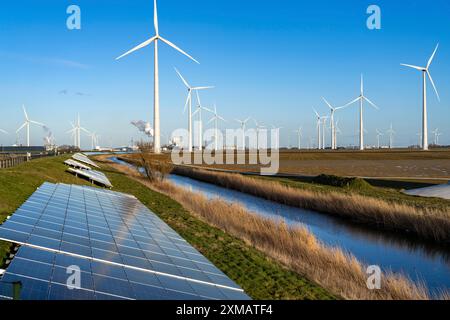 Parco solare sulla diga Slaperdijk vicino a Eemshaven, progetto di prova, 17, 000 moduli solari sono stati installati su un buon 5 chilometri, Paesi Bassi Foto Stock