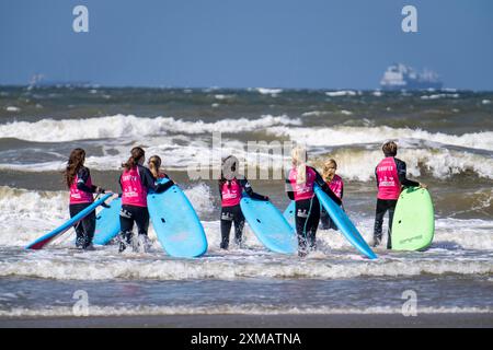 Corso per surfisti, principianti del surf, sulla spiaggia di Scheveningen, Paesi Bassi Foto Stock