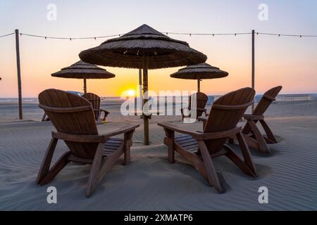 Ristorante sulla spiaggia, mobili sulla spiaggia di Scheveningen, Sunset, Paesi Bassi Foto Stock