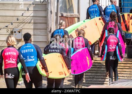 Corso per surfisti, principianti del surf, sulla spiaggia di Scheveningen, Paesi Bassi Foto Stock