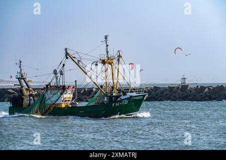 Peschereccio da traino TH10 DIRKJE, al largo della costa di Scheveningen, l’Aia, con reti spalmabili, Paesi Bassi Foto Stock