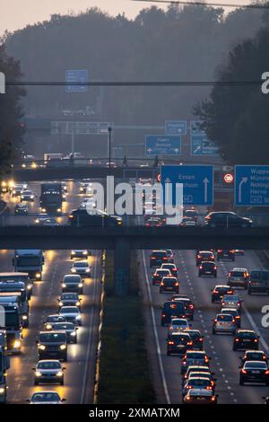 Autostrada A40, Ruhrschnellweg, vicino a Bochum, traffico serale intenso, di fronte allo svincolo autostradale Bochum, A43, vista in direzione ovest Foto Stock