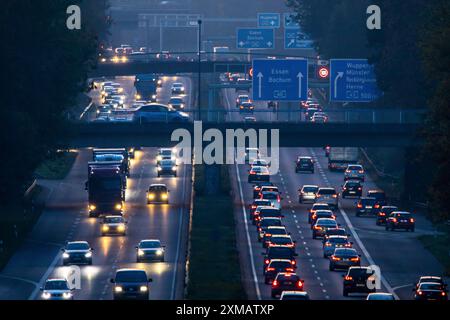 Autostrada A40, Ruhrschnellweg, vicino a Bochum, traffico serale intenso, di fronte allo svincolo autostradale Bochum, A43, vista in direzione ovest Foto Stock