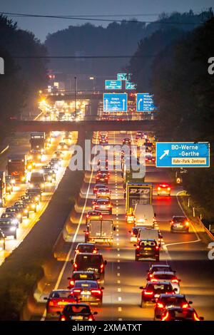 Autostrada A40, Ruhrschnellweg, vicino a Bochum, traffico serale intenso, di fronte allo svincolo autostradale Bochum, A43, vista in direzione ovest Foto Stock