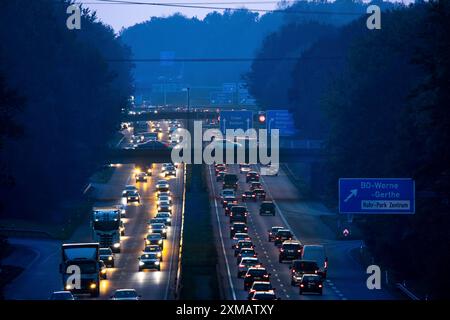 Autostrada A40, Ruhrschnellweg, vicino a Bochum, traffico serale intenso, di fronte allo svincolo autostradale Bochum, A43, vista in direzione ovest Foto Stock