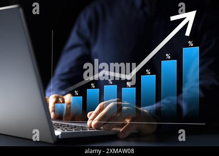 Uomo d'affari caucasico di successo che analizza il grafico finanziario su un notebook, prende decisioni di investimento per la crescita futura e la gestione della ricchezza. Foto Stock