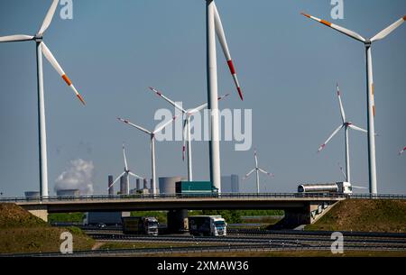 Svincolo autostradale di Jackerath, autostrade A44 e A61, nell'area mineraria renana della lignite, parco eolico, Renania settentrionale-Vestfalia, Germania Foto Stock