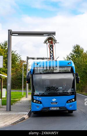 Autobus elettrico da Stadtwerke Muenster, presso una stazione di ricarica veloce, fermata dell'autobus, inversione di marcia dell'autobus Dieckmannstrasse a Muenster Gievenbeck, 16 elettrico Foto Stock