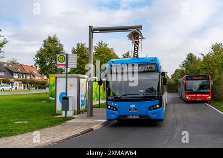 Autobus elettrico da Stadtwerke Muenster, presso una stazione di ricarica veloce, fermata dell'autobus, inversione di marcia dell'autobus Dieckmannstrasse a Muenster Gievenbeck, 16 elettrico Foto Stock