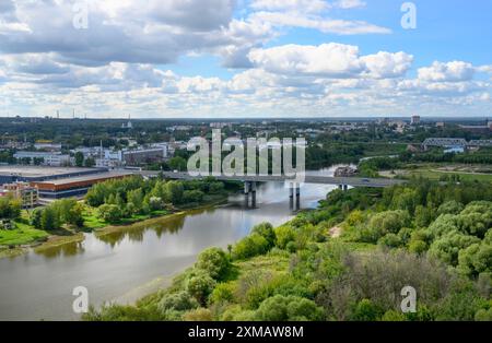 Vista aerea del ponte sul fiume Kotorosl, del parco e degli edifici di diversi secoli a Yaroslavl, Russia Foto Stock