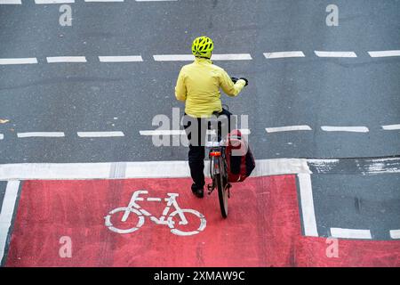 Pista ciclabile, box semaforo, esclusivamente per biciclette, nuova corsia ambientale in via Schuetzenbahn nel centro di Essen, ciclisti e autobus Foto Stock