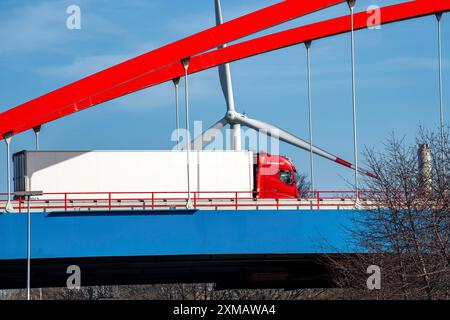 Ponte autostradale dell'autostrada A42, superstrada Emscher, sul canale Reno-Herne, traffico merci pesante, Essen Renania settentrionale-Vestfalia, Germania Foto Stock