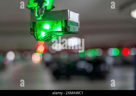 Parcheggi sotterranei, parcheggi multipiano, lampade rosse o verdi sul soffitto, mostrano ai conducenti se un posto auto è libero o occupato, e quindi Foto Stock