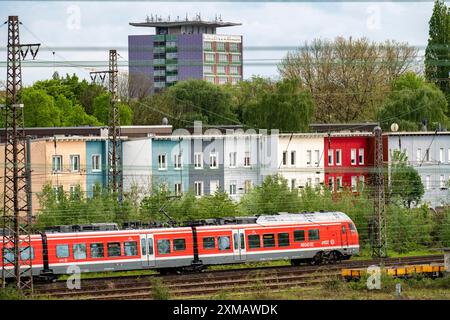 Linea ferroviaria a Oberhausen, treno locale, Regional Express, all'uscita della stazione centrale di Oberhausen, direzione est, Renania settentrionale-Vestfalia, Germania Foto Stock