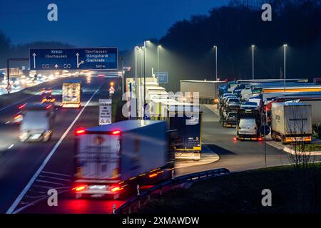 Traffico intenso sulla A2 nella zona di sosta Schwarze Heide, Bottrop, parcheggio per camion sovraffollato in serata, Bottrop, Renania settentrionale-Vestfalia Foto Stock