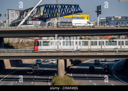 Costruzione di un ponte lungo 480 metri per la nuova linea della metropolitana leggera U81, sopra il Nordsternkreuz, sopra la A44 e la B8 presso l'aeroporto di Duesseldorf, il Foto Stock