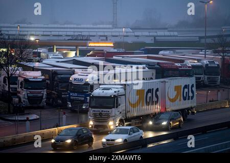 Traffico pesante sulla A2 presso l'area di servizio Bottrop-Sued, parcheggio di camion sovraffollato la sera, Bottrop, Renania settentrionale-Vestfalia, Germania Foto Stock