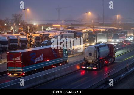 Traffico pesante sulla A2 presso l'area di servizio Bottrop-Sued, parcheggio di camion sovraffollato la sera, Bottrop, Renania settentrionale-Vestfalia, Germania Foto Stock