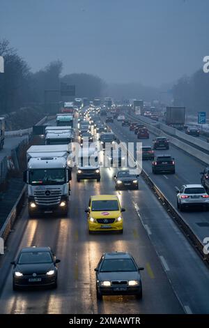 Traffico intenso sull'autostrada A2 presso l'area di servizio Bottrop-Sued, Bottrop, Renania settentrionale-Vestfalia, Germania Foto Stock