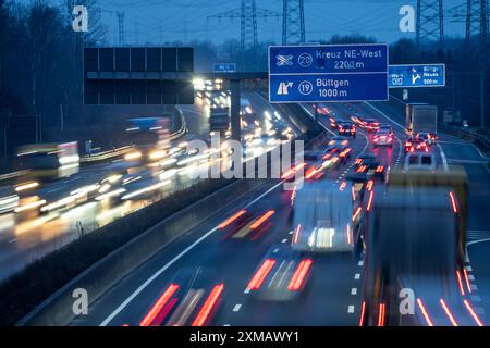 Autostrada A57 vicino a Kaarst nel quartiere Reno di Neuss, vista in direzione dello svincolo di Buettgen, traffico serale intenso, linee elettriche aeree Foto Stock
