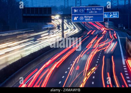 Autostrada A57 vicino a Kaarst nel quartiere Reno di Neuss, vista in direzione dello svincolo di Buettgen, traffico serale intenso, linee elettriche aeree Foto Stock