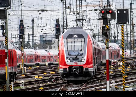Treno espresso regionale che entra nella stazione centrale di Francoforte sul meno, sistema di binari, segnali, linee aeree, Assia, Germania Foto Stock