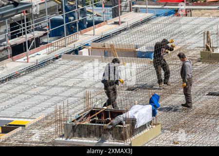 Sono installati tappetini in cemento armato per soffitti di edifici Foto Stock