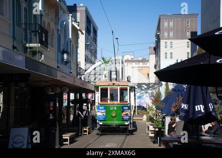 Tour della città in tram passando attraverso la zona pedonale di New Regent Street, Christchurch Central, Christchurch (Ōtautahi), Canterbury, nuova Zelanda Foto Stock