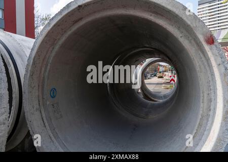 Tubi fognari in calcestruzzo, stoccati in un cantiere durante i lavori di ristrutturazione delle fognature, a Dickswall, nel centro di Muelheim an der Ruhr, a nord Foto Stock