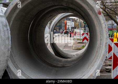 Tubi fognari in calcestruzzo, stoccati in un cantiere durante i lavori di ristrutturazione delle fognature, a Dickswall, nel centro di Muelheim an der Ruhr, a nord Foto Stock