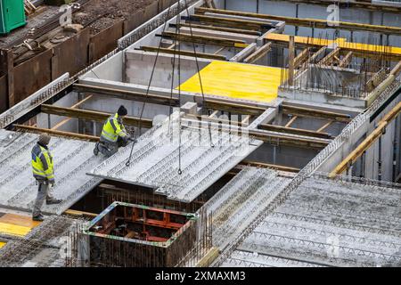 Cantiere, installazione di lastre di pavimento semi-prefabbricate, che vengono poi riempite con calcestruzzo in situ Foto Stock