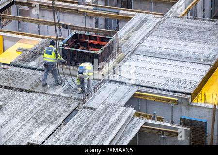 Cantiere, installazione di lastre di pavimento semi-prefabbricate, che vengono poi riempite con calcestruzzo in situ Foto Stock