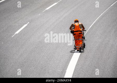 Lavori di marcatura dopo il rinnovo del fondo stradale dell'autostrada A40 tra lo svincolo di Kaiserberg e Muelheim-Heissen, in direzione di Foto Stock