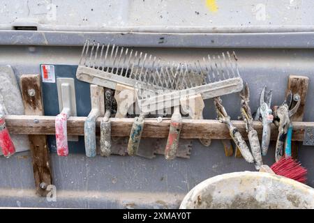 Cassetta degli attrezzi di artigiani, intonaci, muratori, cartongessi, in un cantiere edile Foto Stock