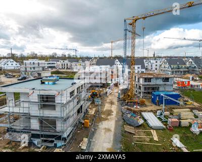 Quartiere di nuova costruzione, circa 140 case indipendenti e semi-indipendenti in costruzione nel sud di Duisburg, vari sviluppatori, conchiglie, costruzione Foto Stock