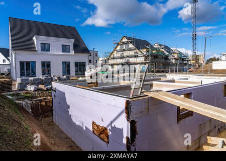 Quartiere di nuova costruzione, circa 140 case unifamiliari e semi-indipendenti in costruzione nel sud di Duisburg, vari sviluppatori, conchiglie Foto Stock