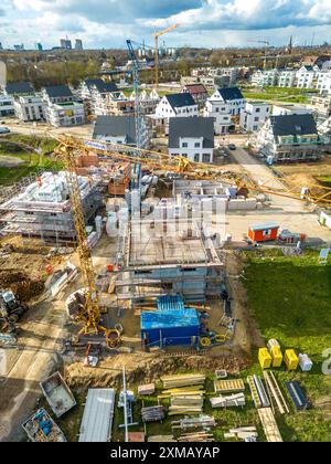 Quartiere di nuova costruzione, circa 140 case indipendenti e semi-indipendenti in costruzione nel sud di Duisburg, vari sviluppatori, conchiglie, costruzione Foto Stock