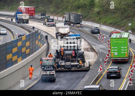 Cantiere autostradale sulla A52 di Essen ristrutturazione di base dell'autostrada, nuove barriere acustiche, sistema fognario, nuova superficie stradale, asfaltatura Foto Stock