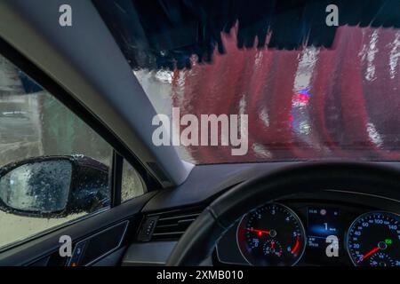 Auto in un autolavaggio automatico, tunnel di autolavaggio Foto Stock