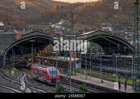 La stazione ferroviaria principale di Hagen, le sale delle stazioni, i binari, le banchine, il treno regionale, Renania settentrionale-Vestfalia, Germania Foto Stock