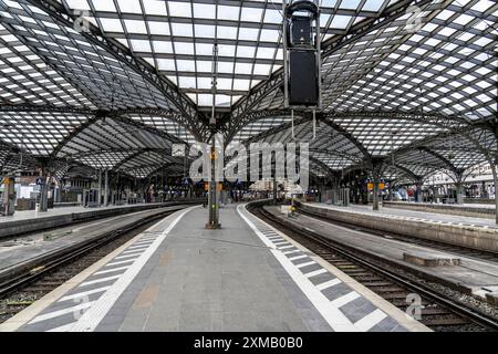 Sciopero di tre giorni da parte dell'unione ferroviaria GDL, circolano solo pochissimi treni locali e a lunga percorrenza, svuotando la stazione centrale di Colonia, che altrimenti è piena Foto Stock