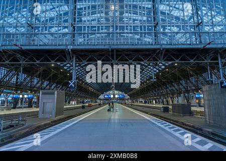 Sciopero di tre giorni da parte dell'unione ferroviaria GDL, circolano solo pochissimi treni locali e a lunga percorrenza, svuotando la stazione centrale di Colonia, che altrimenti è piena Foto Stock