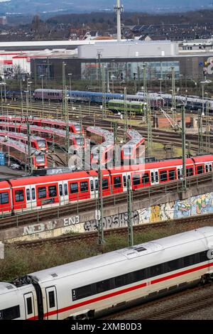 Stabilimento di sosta DB Regio a Colonia Deutzerfeld, dove i treni suburbani e regionali attendono il loro turno, treno ICE sulla linea, Colonia Foto Stock