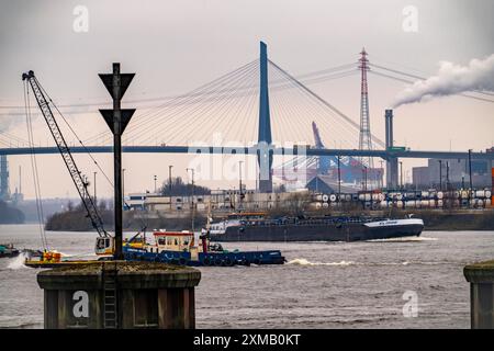 Vista sull'Elba fino al Koehlbrand, estuario del Suederelbe nel Norderelbe, con il ponte Koehlbrand, Amburgo, Germania Foto Stock