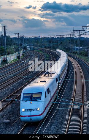 Treno ICE sui binari, tracciato ferroviario, linea ferroviaria ad ovest della stazione principale di Essen, Renania settentrionale-Vestfalia, Germania Foto Stock